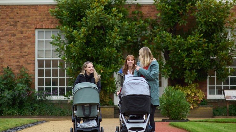 Rhieni a babanod yn yr ardd